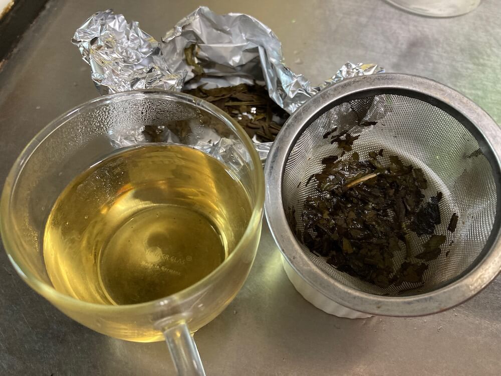 黄金色のオオバコ茶