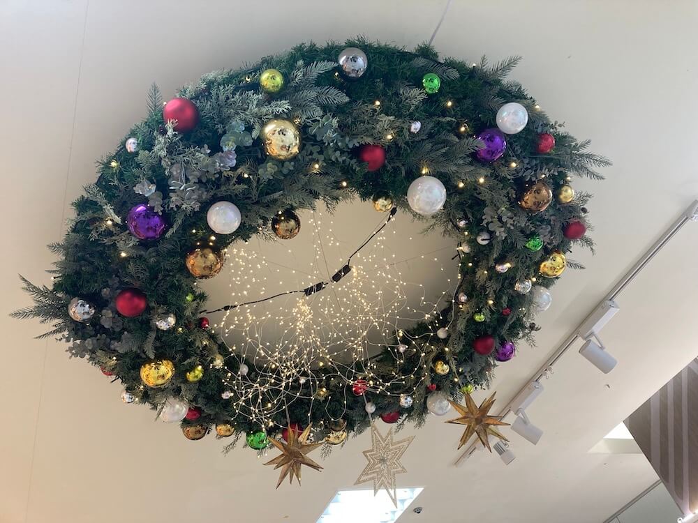 パレット久茂地の天井のクリスマスリース