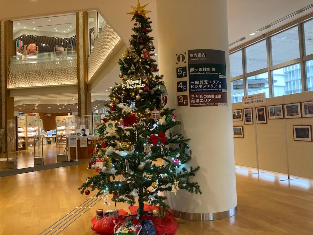 沖縄県立図書館のクリスマスツリー