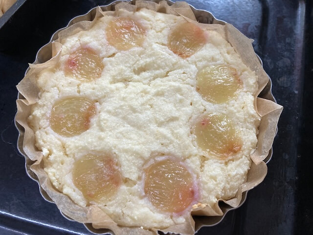 ぶどう載せおからケーキ