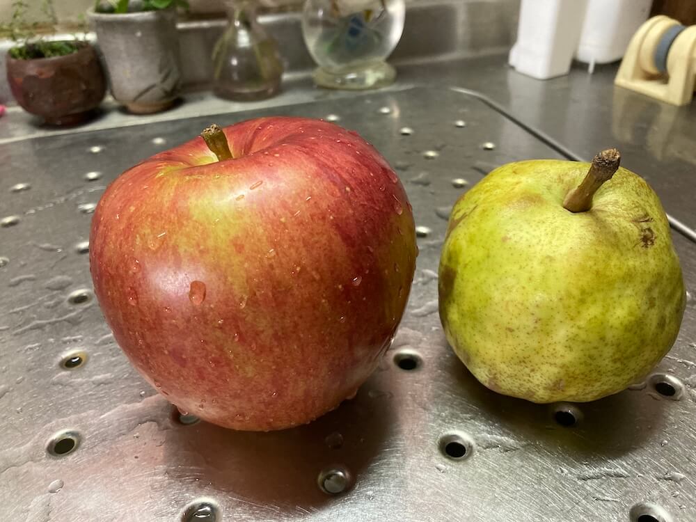 大きな林檎シナノスイートと洋梨のラフランス