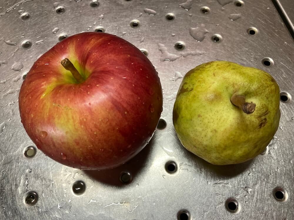 大きな林檎と小さめ洋梨