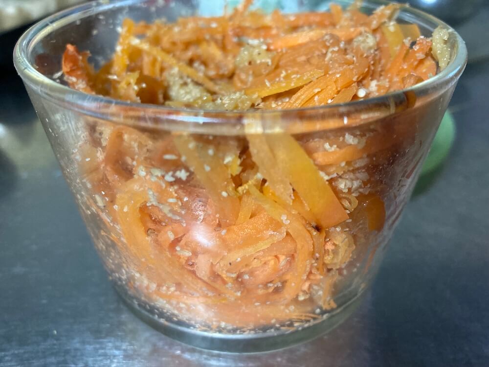 人参のごま味噌和えを横から