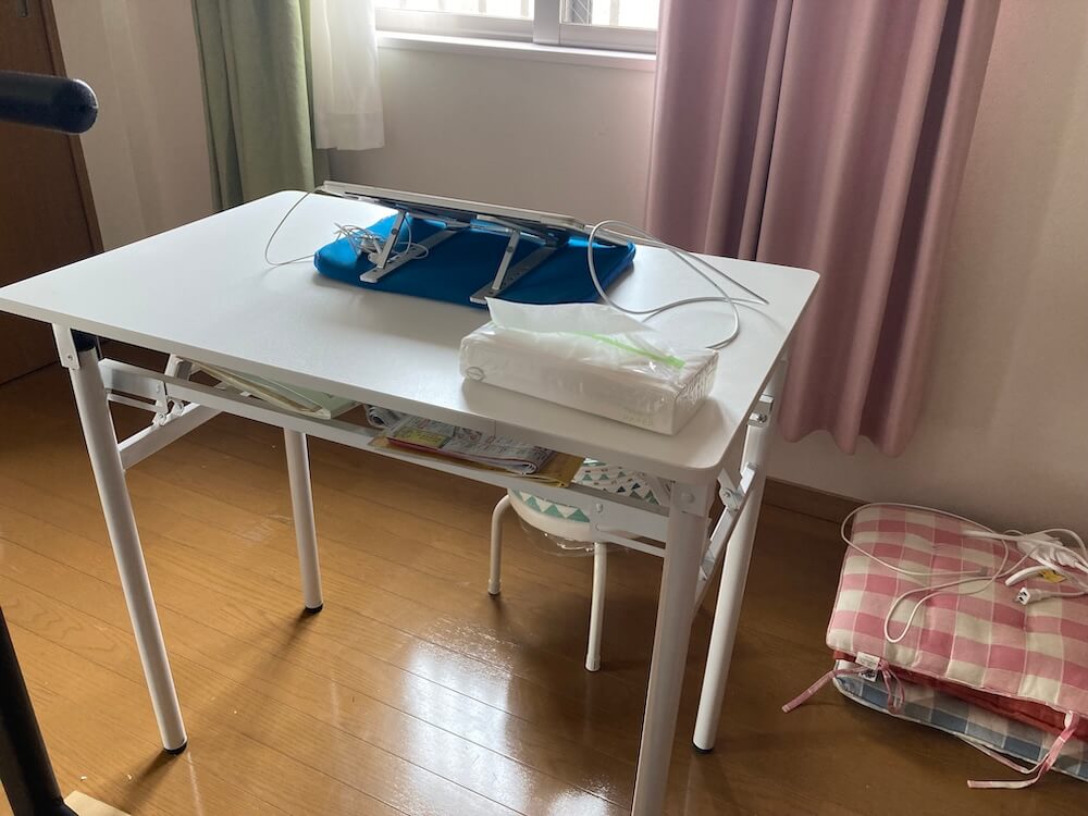 バネが1個外れても使えているパソコンデスク