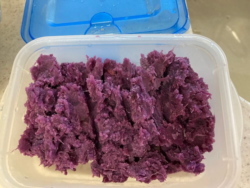 タッパーに入れた紅芋餡