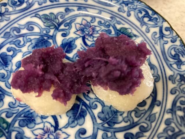 紅芋餡を載せた白玉団子