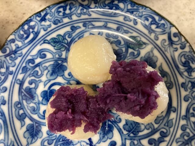 美味しい白玉団子に紅芋餡を載せて