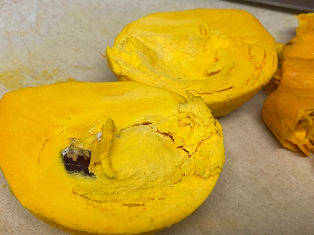 普通に追熟のカニステルをカットしたところ