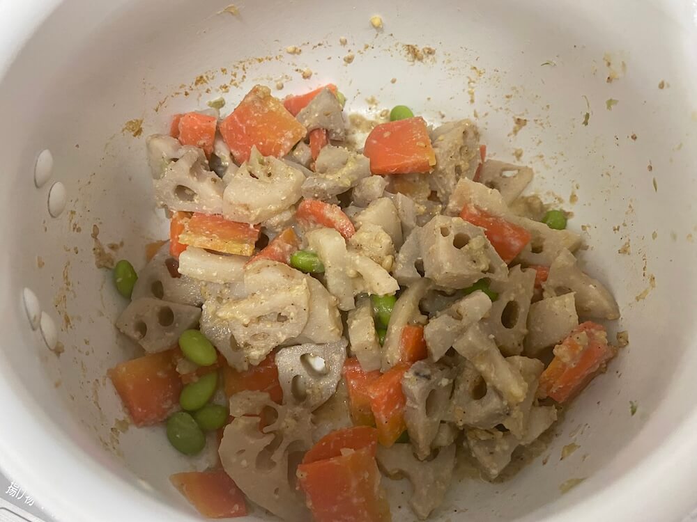 蓮根と人参と枝豆のごま味噌和え