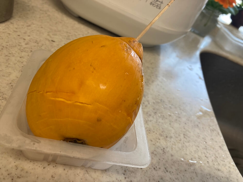 皮に割れ目の入った塩で蓋をしたカニステル