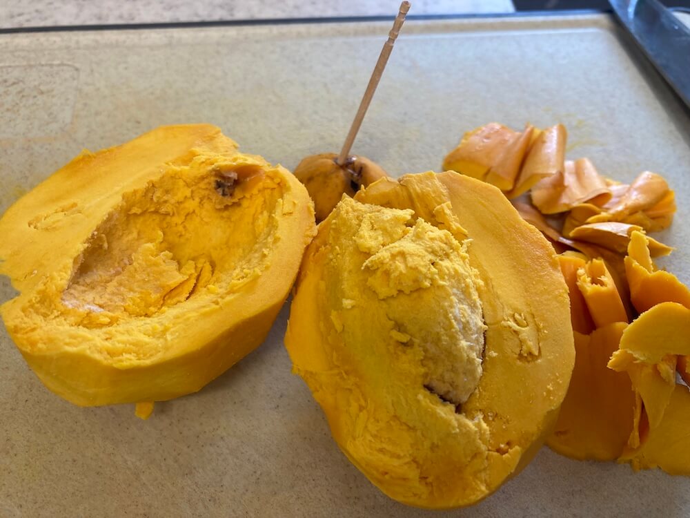 塩で追熟のカニステルをカット