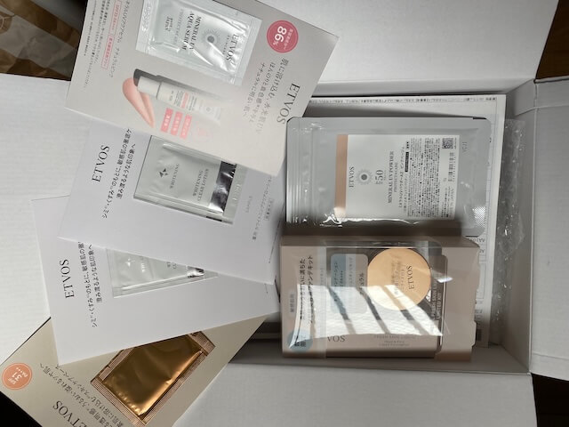 エトヴォスの美容液ファンデーションとUVパウダーなど