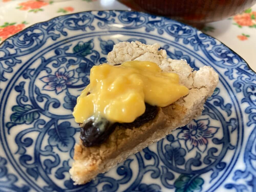 カスタードクリームを載せたレーズンタルト