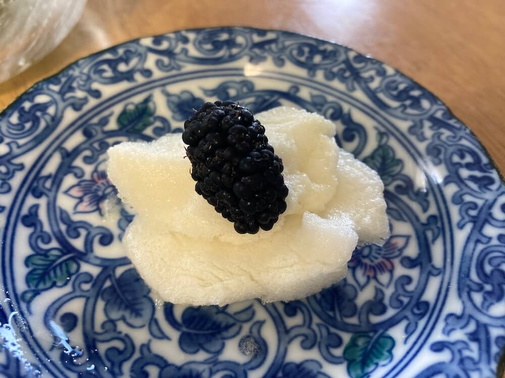 メレンゲアイスにマルベリーを載せて