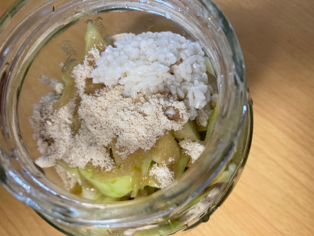 砂糖と塩麹を入れえる