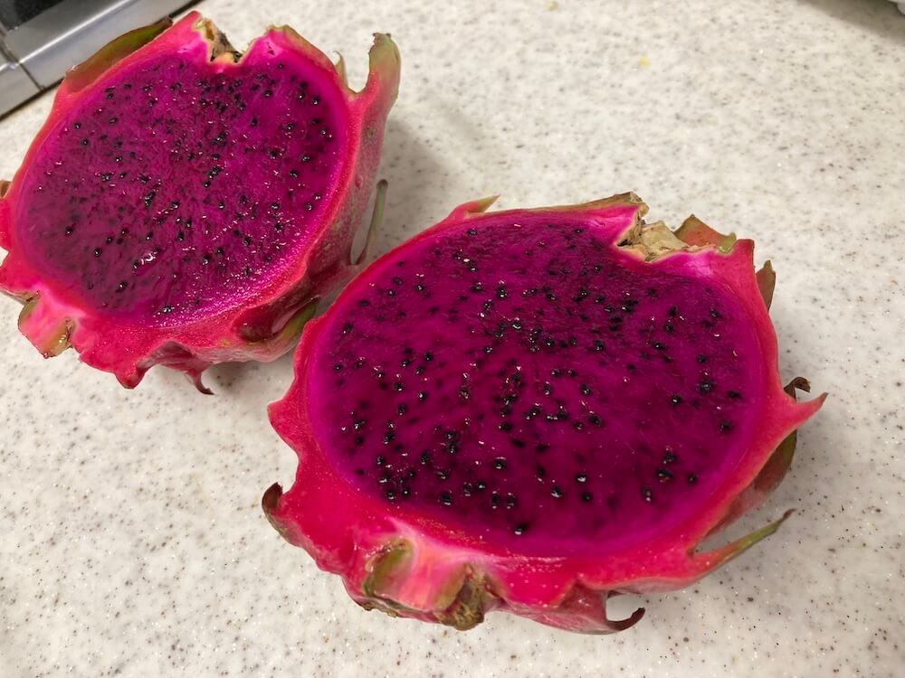 半分にカットしたレッドドラゴンフルーツ