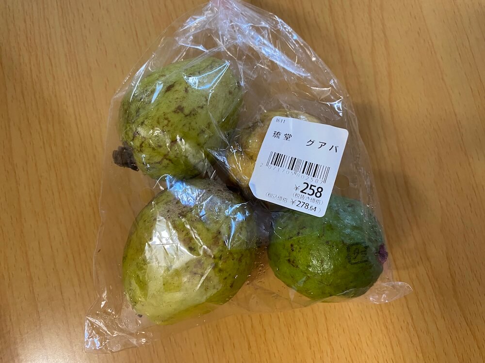 生のグアバが産直コーナーで売っていた