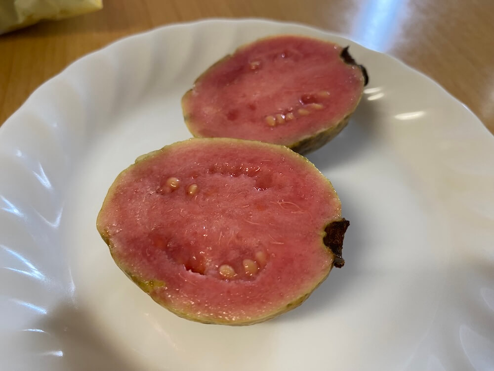 グアバをカット